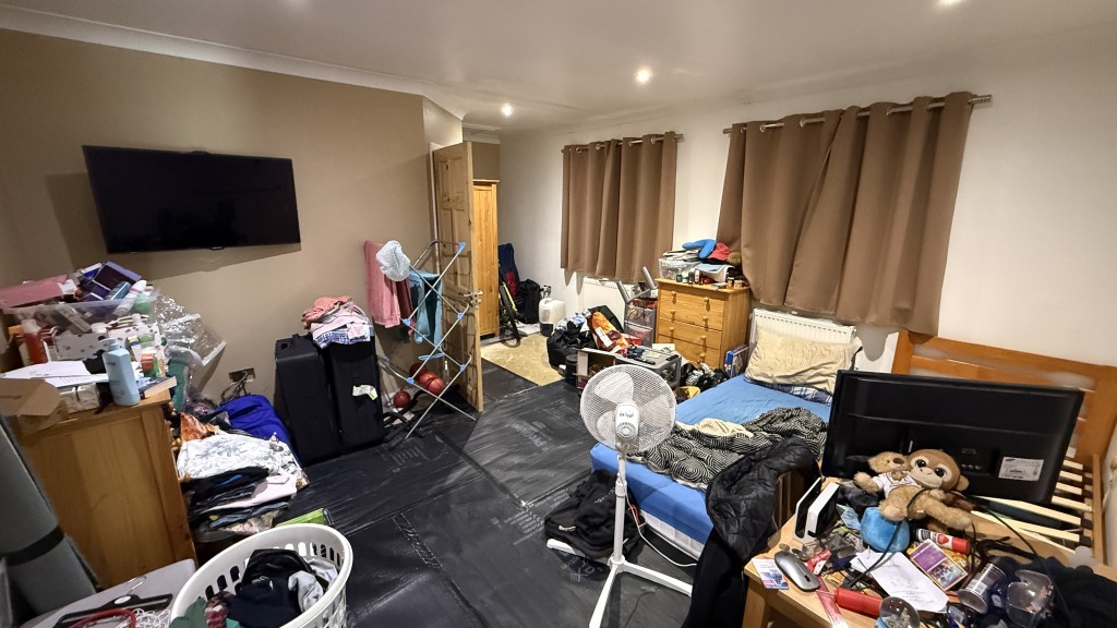 Lot: 142 - DETACHED THREE-BEDROOM BUNGALOW WITH GARAGE - Internal image of main bedroom with ensuite